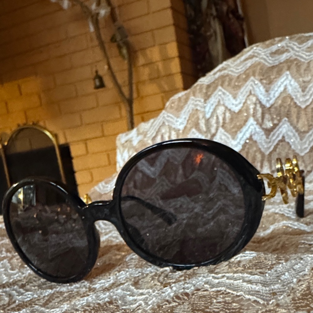 chic Black Sunglasses / Gold Accents